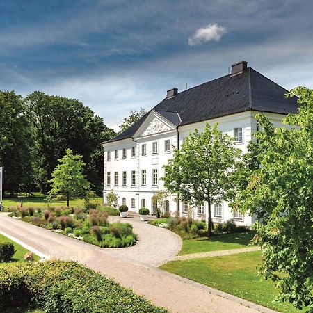 Schlossgut Gross Schwansee Exterior photo The former manor house of the estate