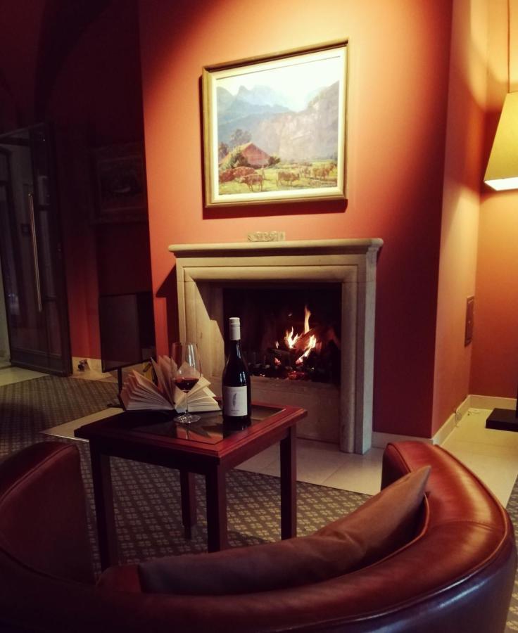 Schlossgut Gross Schwansee Exterior photo A fireplace in a hotel room