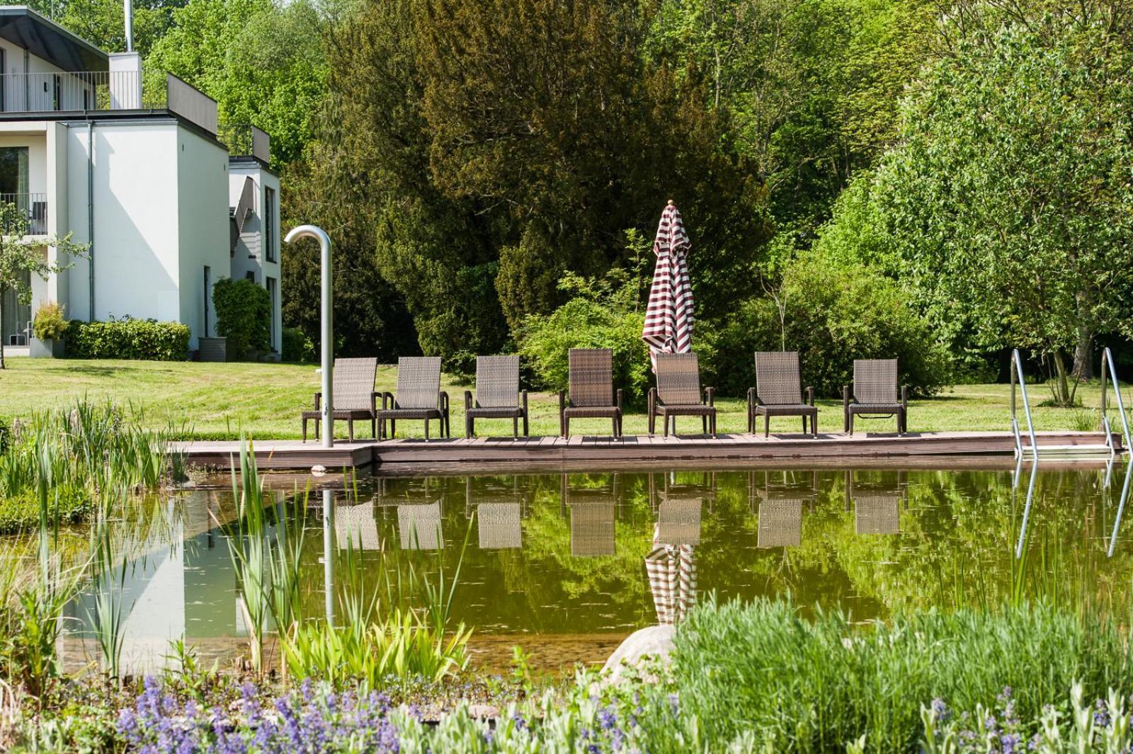Schlossgut Gross Schwansee Exterior photo The swimming pond