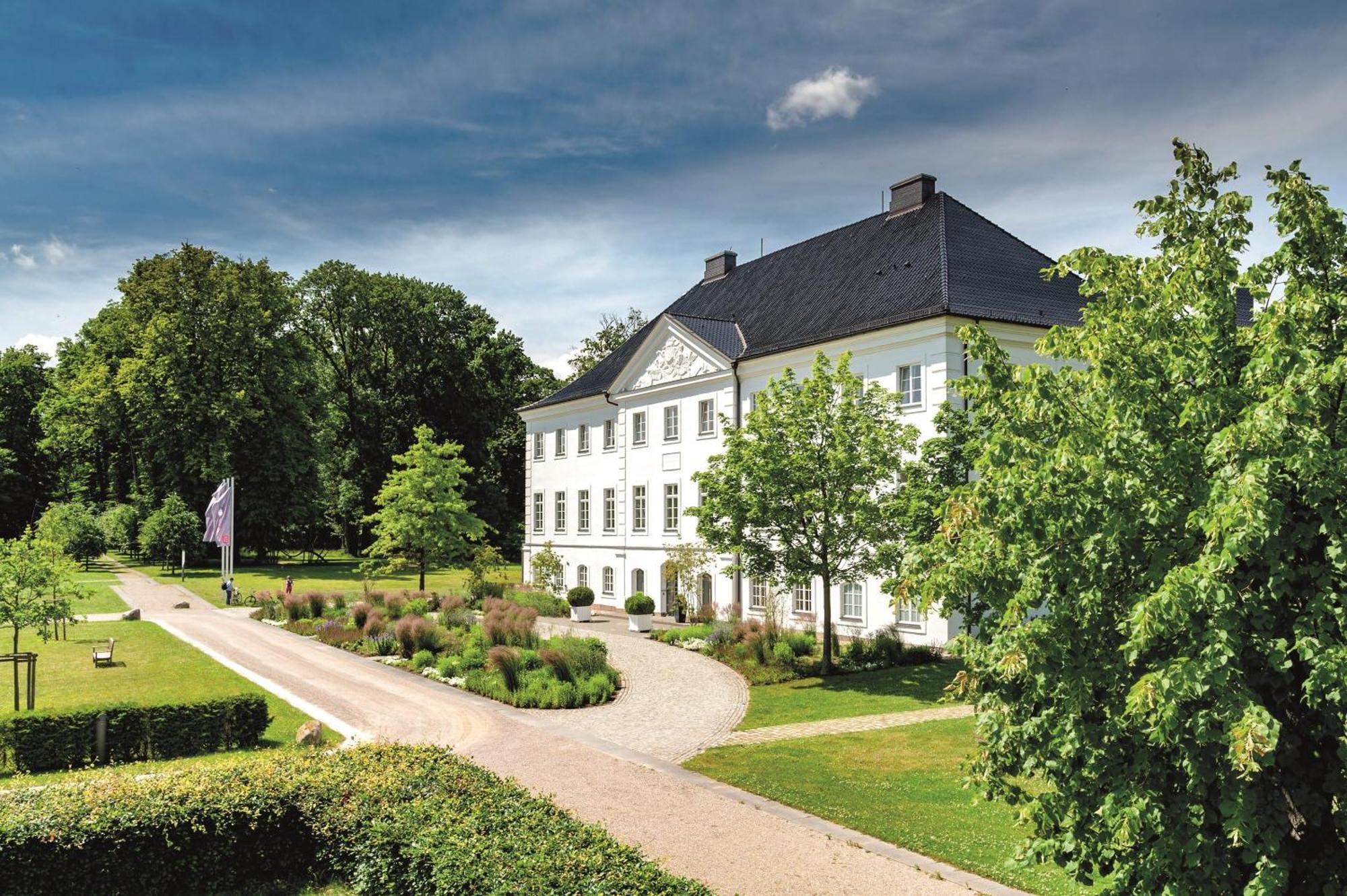 Schlossgut Gross Schwansee Exterior photo The former manor house of the estate