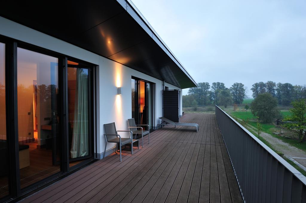 Schlossgut Gross Schwansee Exterior photo A balcony