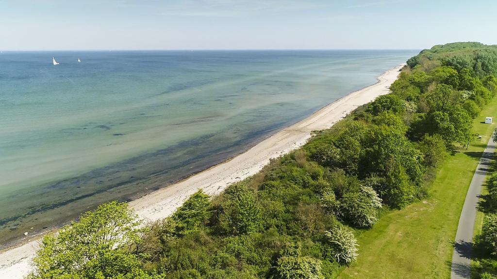 Schlossgut Gross Schwansee Exterior photo The coast of the peninsula