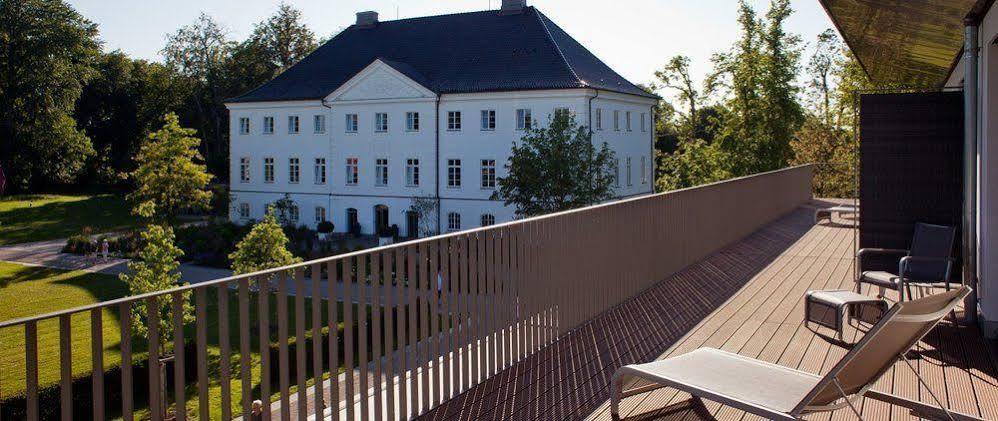 Schlossgut Gross Schwansee Exterior photo The main building of the university